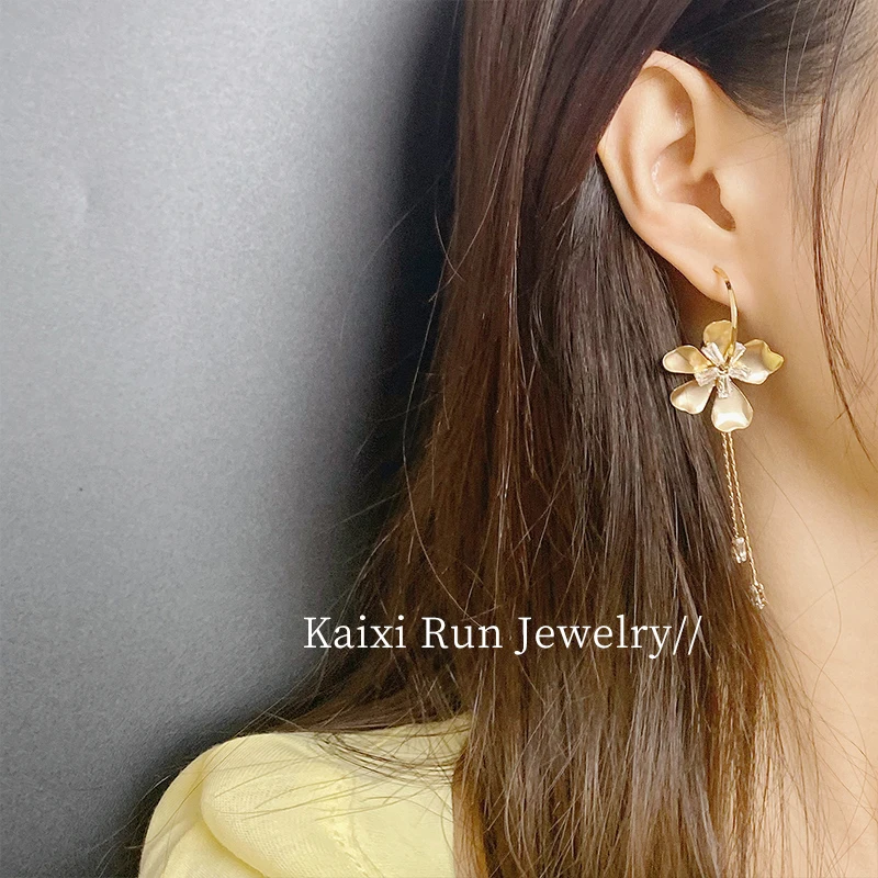 KXR Fashion Sense of Hook Earring Flower of Tassel New Contracted Joker Earrings Long Temperament Round Face Shows Thin Earrings
KXR Fashion Sense of Hook Earring Flower of Tassel New Contracted Joker Earrings Long Temperament Round Face Shows Thin Earrings
