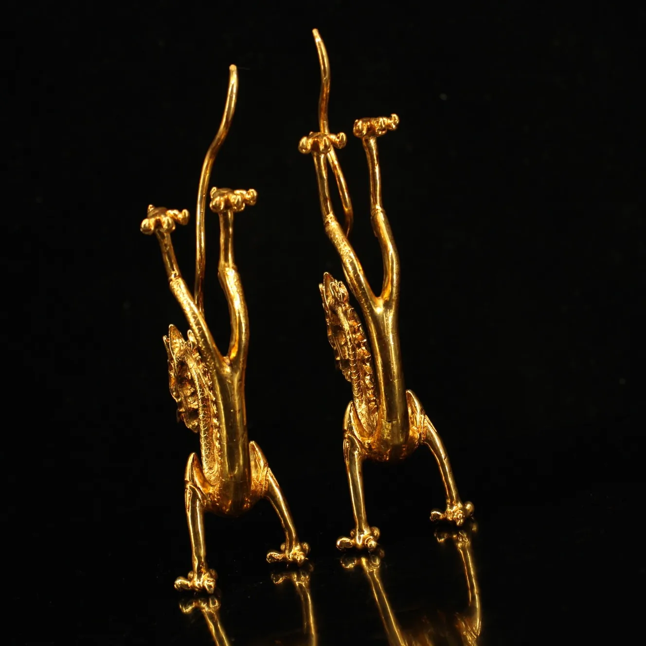 9"Tibet temple Old Bronze Gilt Real gold Chinese dragon statue A pair Inverted dragon Town House Exorcism Ward off evil spirits
9"Tibet temple Old Bronze Gilt Real gold Chinese dragon statue A pair Inverted dragon Town House Exorcism Ward off evil spirits