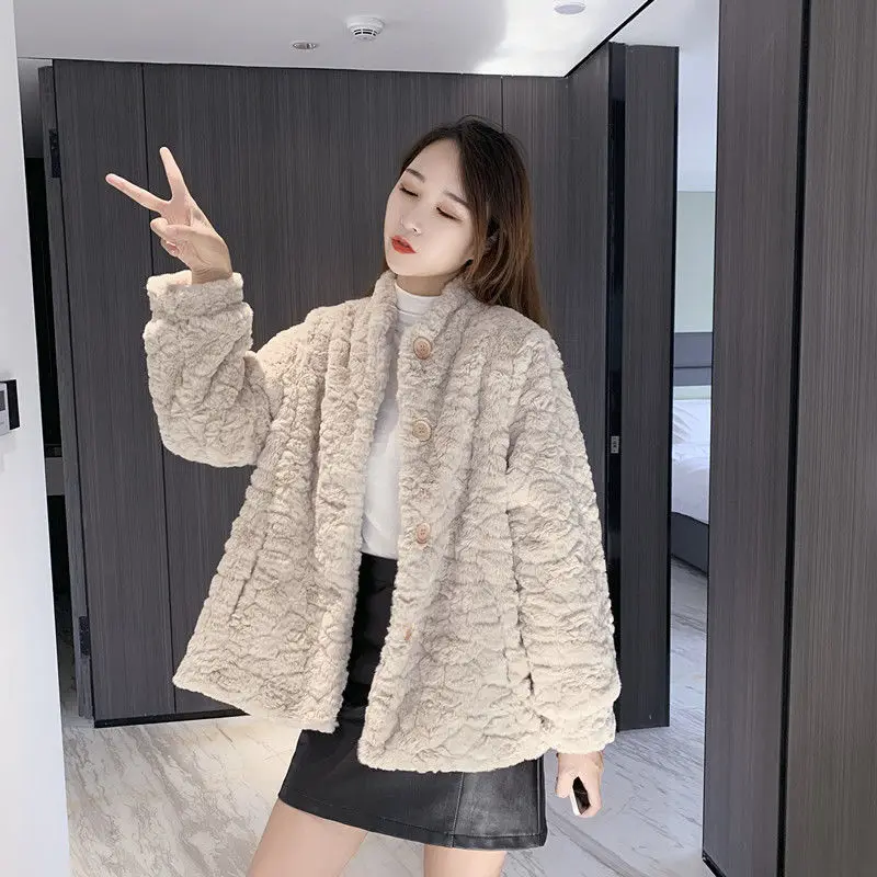 Женская короткая куртка из искусственного кроличьего меха, однотонная теплая верхняя одежда с воротником-стойкой, P611, Осень-зима 2021
Женская короткая куртка из искусственного кроличьего меха, однотонная теплая верхняя одежда с воротником-стойкой, P611, Осень-зима 2021