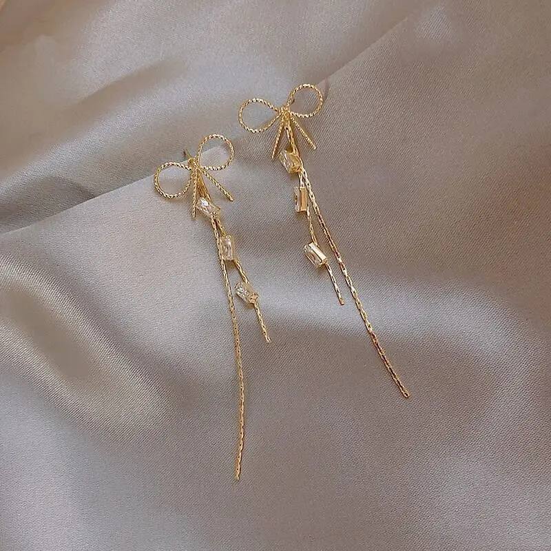 2021 new South Korean light luxury bow zircon tassel earrings for a woman with two simple and sweet earrings temperament
2021 new South Korean light luxury bow zircon tassel earrings for a woman with two simple and sweet earrings temperament
