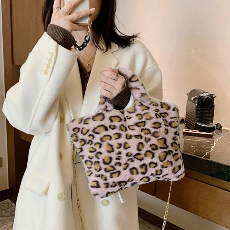 1pc Fashion Shoulder Bag Winter Soft Warm Fur Bag Female Leopard Female Bag Chain Large Plush Winter Handbag Messenger Bag
1pc Fashion Shoulder Bag Winter Soft Warm Fur Bag Female Leopard Female Bag Chain Large Plush Winter Handbag Messenger Bag