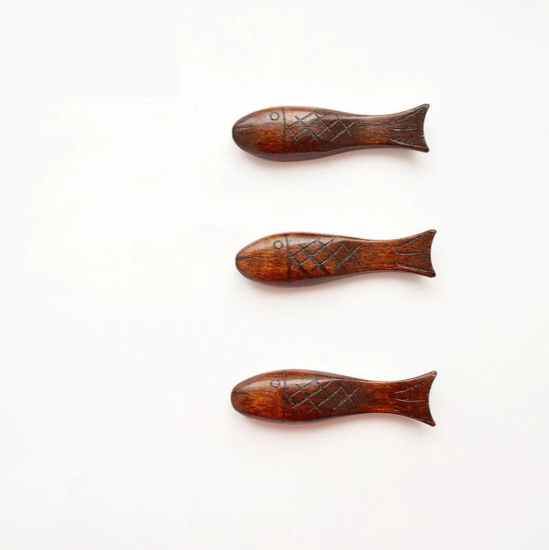 Creative Hand-made Round Drum Small Fish Chopstick Holder Chopstick Pillow Kitchen Chopstick Rest Hotel Tableware
Creative Hand-made Round Drum Small Fish Chopstick Holder Chopstick Pillow Kitchen Chopstick Rest Hotel Tableware