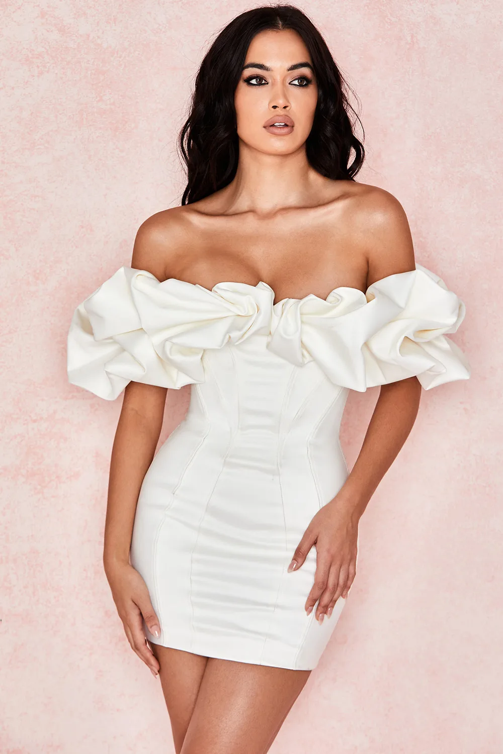 Solid color women's dress with ruffle, one shoulder, strapless and open back can be customized
Solid color women's dress with ruffle, one shoulder, strapless and open back can be customized