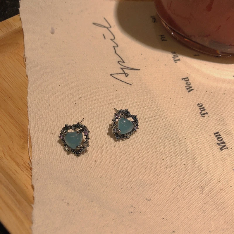 Earring Blue Little Peach Heart Retro Black Simple Ins Temperament Earring Wild French Earring for Women Holiday Friendship Gift
Earring Blue Little Peach Heart Retro Black Simple Ins Temperament Earring Wild French Earring for Women Holiday Friendship Gift