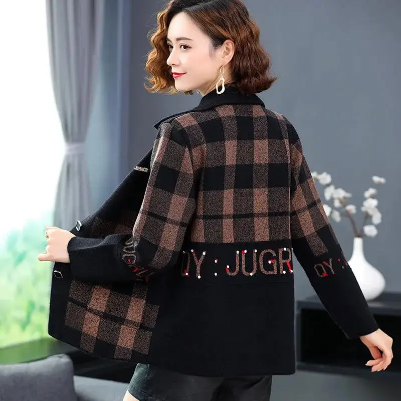 2021 Spring Autumn New Lapel Plaid Jacket Women Loose Tops Knitted Cardigan Jacket Female Letter Fashion Elegant Sweater Coat
2021 Spring Autumn New Lapel Plaid Jacket Women Loose Tops Knitted Cardigan Jacket Female Letter Fashion Elegant Sweater Coat