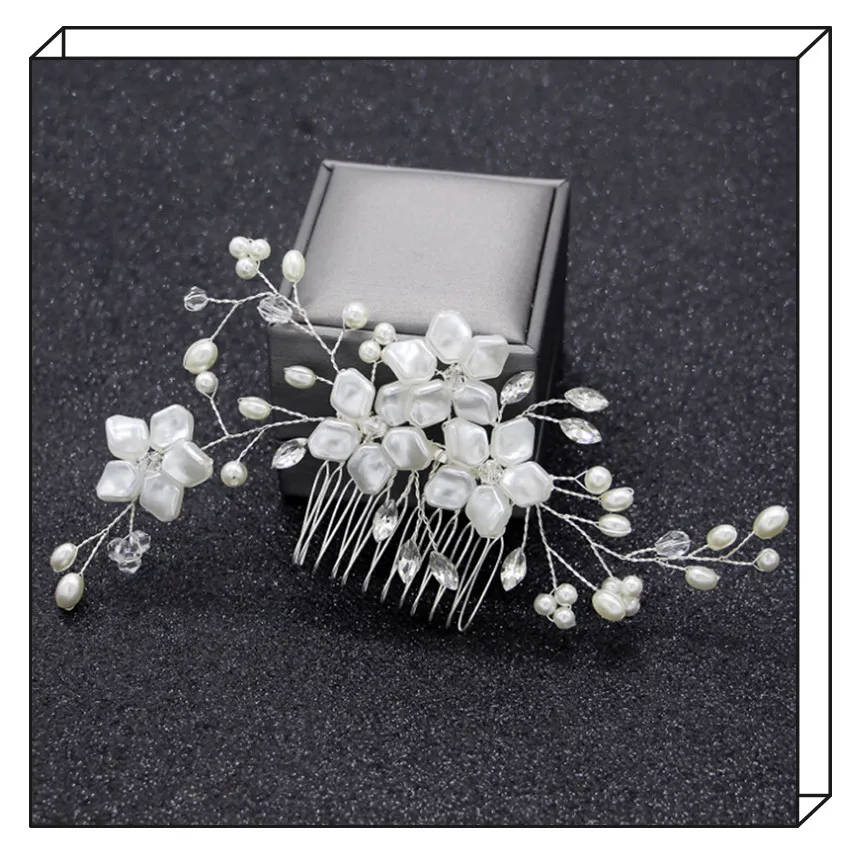Свадебная заколка для волос с кристаллами и жемчугом
Свадебная заколка для волос с кристаллами и жемчугом