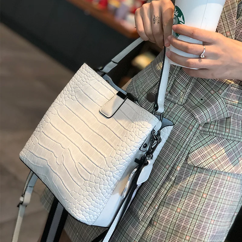 Genuine Leather Handbag Women's Bag 2021 New Fashion Alligator Print Single Shoulder Portable Bucket Bag Luxury Designer Bags
Genuine Leather Handbag Women's Bag 2021 New Fashion Alligator Print Single Shoulder Portable Bucket Bag Luxury Designer Bags