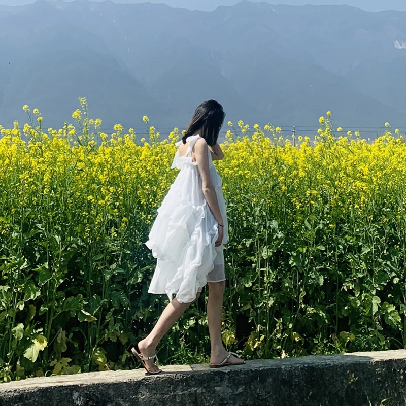 Chic white dress design feeling small fairy skirt gentle little beach summer dress skirt with shoulder-straps female temperament
Chic white dress design feeling small fairy skirt gentle little beach summer dress skirt with shoulder-straps female temperament