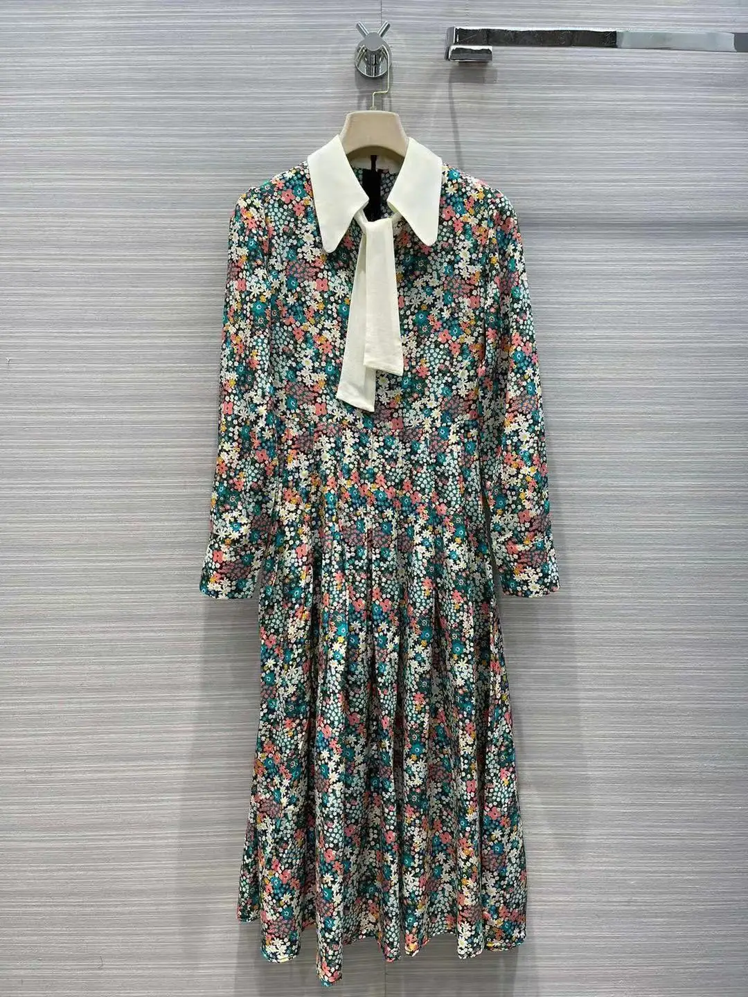 Runway Fashion Silk Women Long Dress 2021 Summer Bow Collar Long Sleeves Flowers Print Elegant Beach Dress
Runway Fashion Silk Women Long Dress 2021 Summer Bow Collar Long Sleeves Flowers Print Elegant Beach Dress