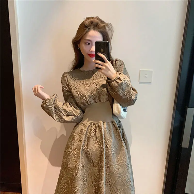 Fall/winter dress 2021 new retro temperament knee-length skirt waist slim Joker style long sleeve skirt
Fall/winter dress 2021 new retro temperament knee-length skirt waist slim Joker style long sleeve skirt