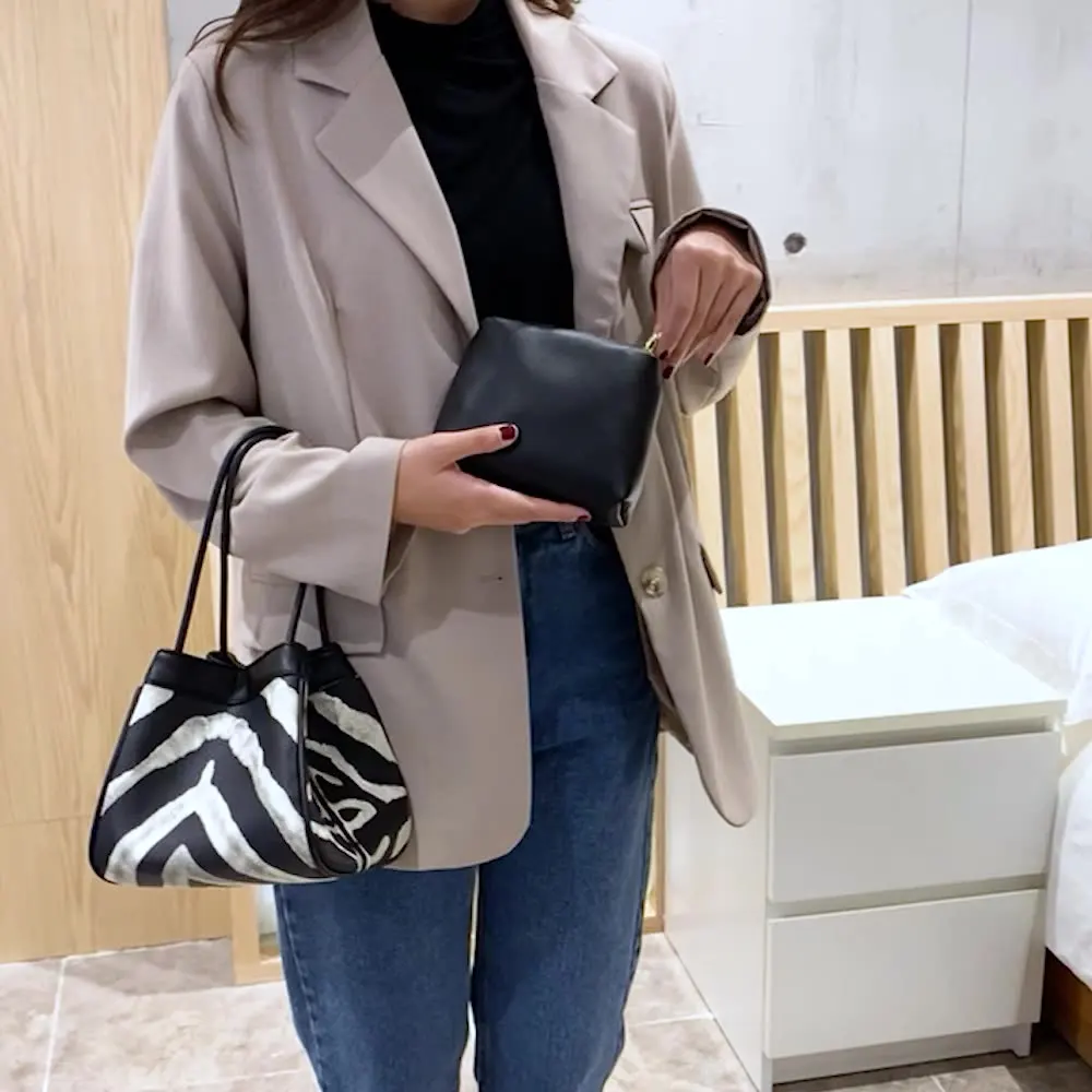 Женская сумочка во французском стиле, модная сумка-хобо с принтом зебры для подмышек, весна-лето 2021
Женская сумочка во французском стиле, модная сумка-хобо с принтом зебры для подмышек, весна-лето 2021