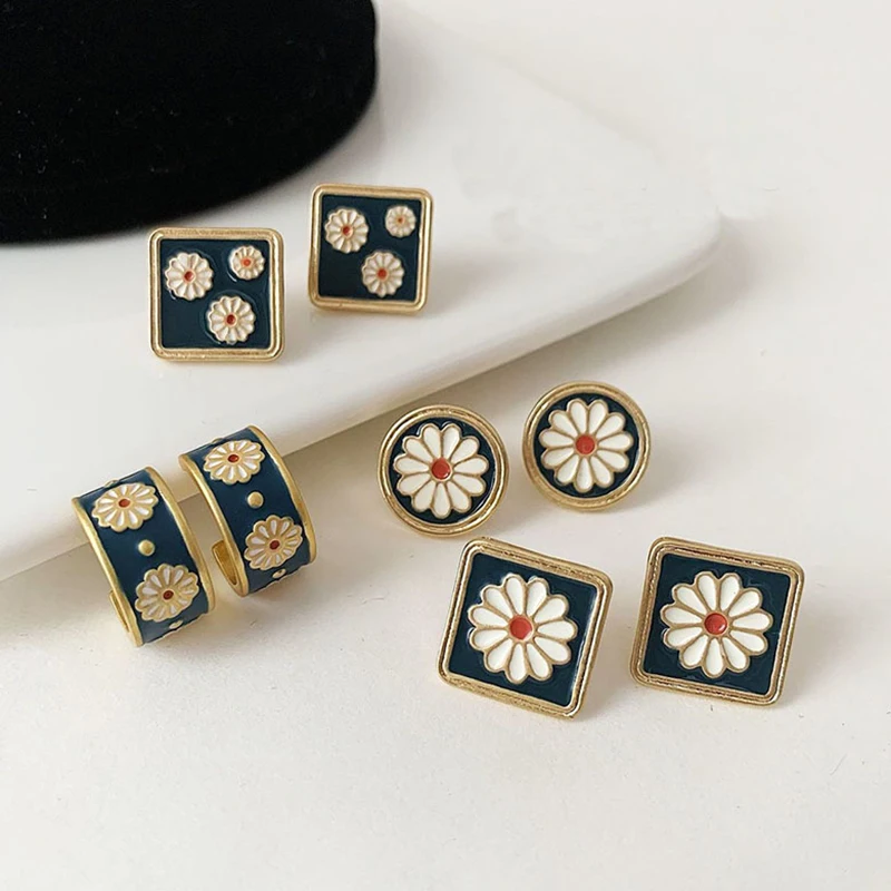 Vintage Enamel Stud Earrings For Women Round Square Geometric Gold Metal Flower Ear Stud Earring Jewelry Accessories New Arrival
Vintage Enamel Stud Earrings For Women Round Square Geometric Gold Metal Flower Ear Stud Earring Jewelry Accessories New Arrival