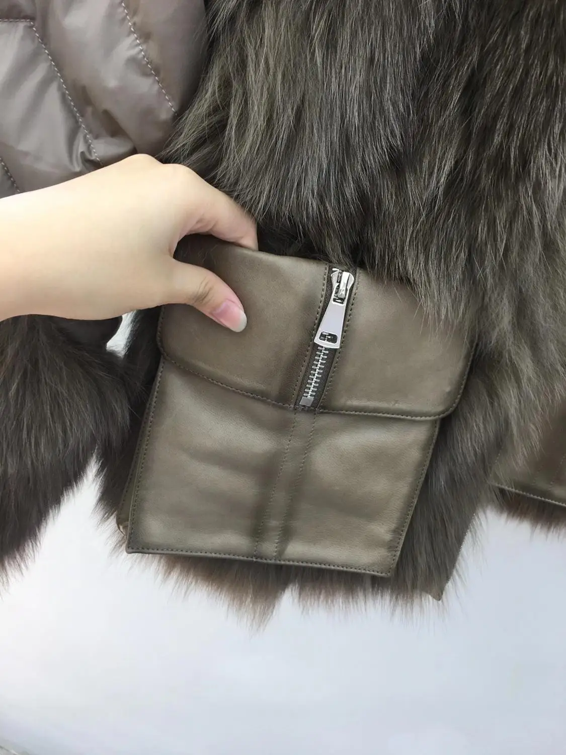 100% Real Sheepskin Coat Female Winter Natural Fox Fur Duck Down Jacket Women Korean Genuine Leather Jacket Coats 
100% Real Sheepskin Coat Female Winter Natural Fox Fur Duck Down Jacket Women Korean Genuine Leather Jacket Coats