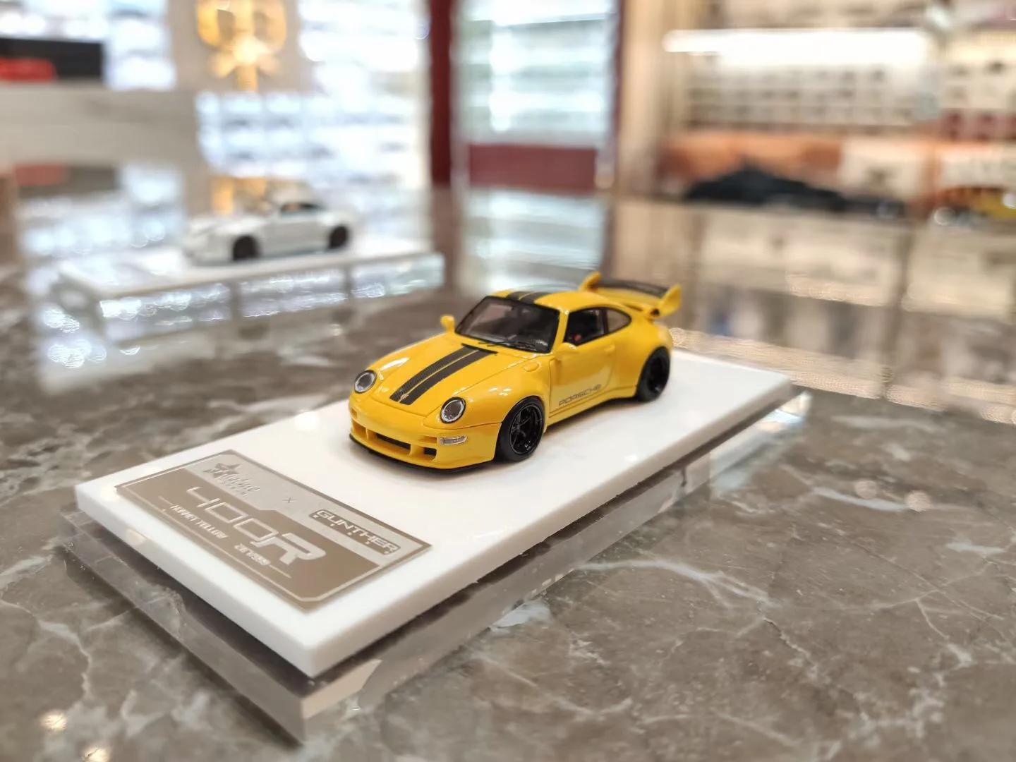 1/64 FuelMe models Porsche RWB 993 limited Collection of die-cast resin car models
1/64 FuelMe models Porsche RWB 993 limited Collection of die-cast resin car models