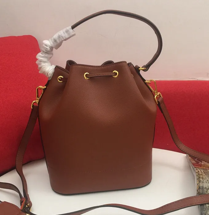 The new cowhide lychee pattern ladies bucket bag is practical and convenient fashion messenger bag
The new cowhide lychee pattern ladies bucket bag is practical and convenient fashion messenger bag