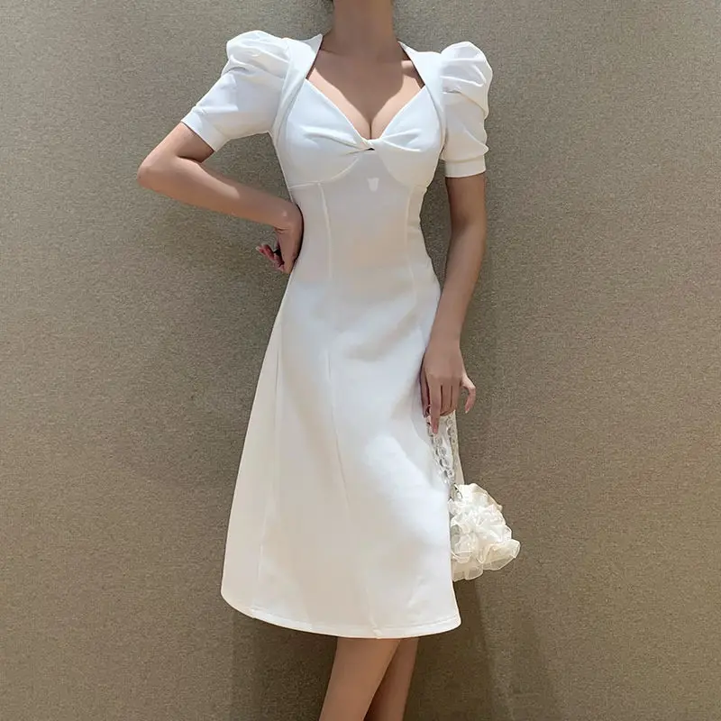 2021 Summer Style V-neck Retro Dress Women's Fashion Bubble Sleeve Self-cultivation Folds Elegant Temperament High Waist Dress
2021 Summer Style V-neck Retro Dress Women's Fashion Bubble Sleeve Self-cultivation Folds Elegant Temperament High Waist Dress