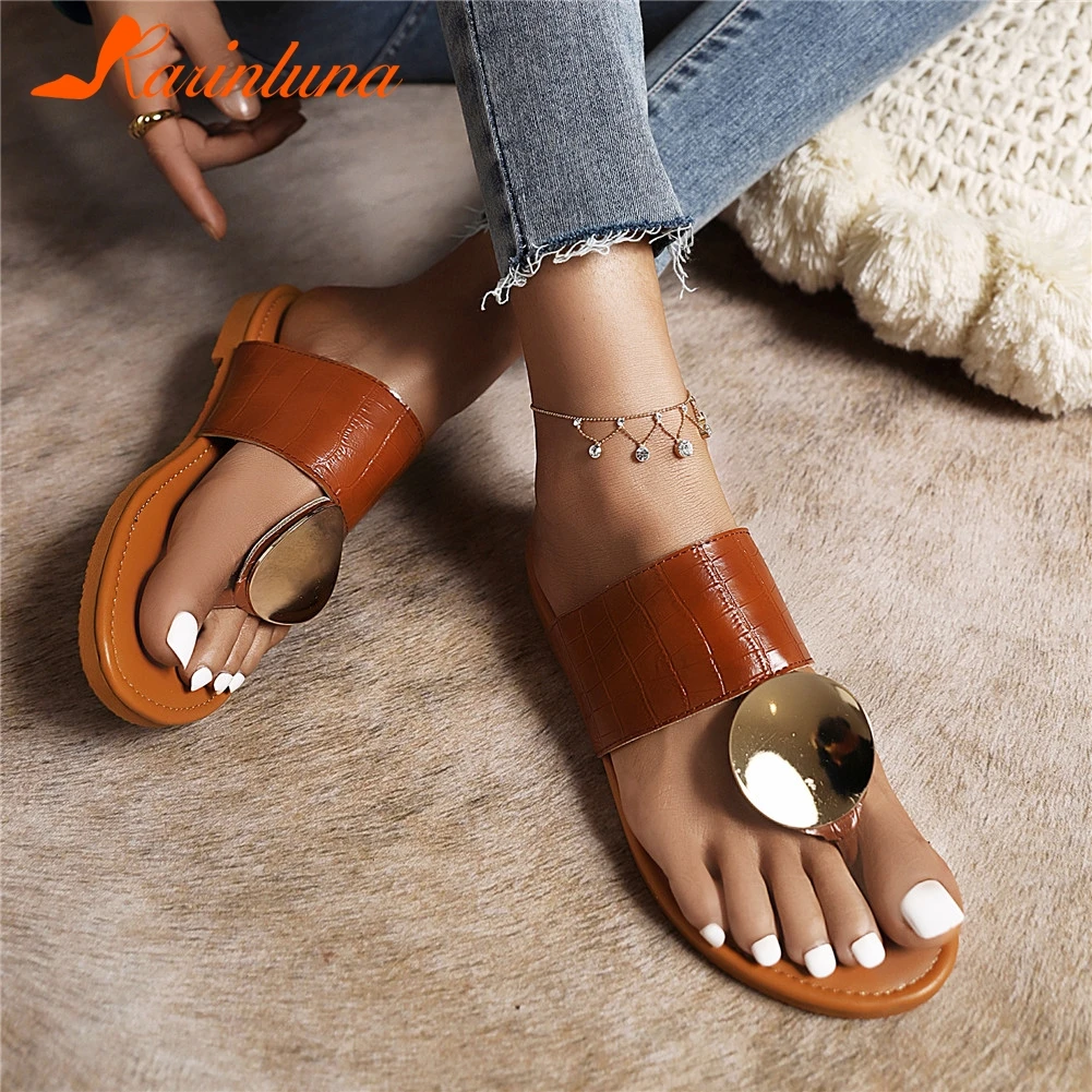 KARINLUNA Big Size 35-43 Ladies Flat Flip Flops Fashion Decoration Low Heel Summer women's Slippers Outdoor Lsisure Shoes Woman
KARINLUNA Big Size 35-43 Ladies Flat Flip Flops Fashion Decoration Low Heel Summer women's Slippers Outdoor Lsisure Shoes Woman