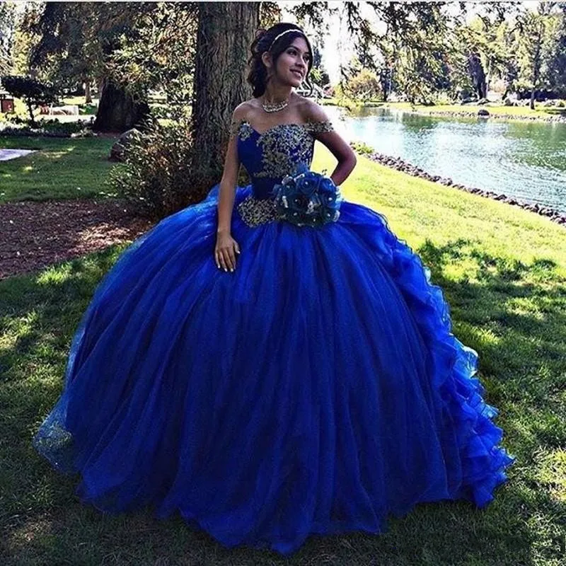 Бальное платье Королевского синего цвета, платья Quinceanera 2020, юбка с оборками, платья для 15 лет, милое 16-летнее платье с открытыми плечами
Бальное платье Королевского синего цвета, платья Quinceanera 2020, юбка с оборками, платья для 15 лет, милое 16-летнее платье с открытыми плечами