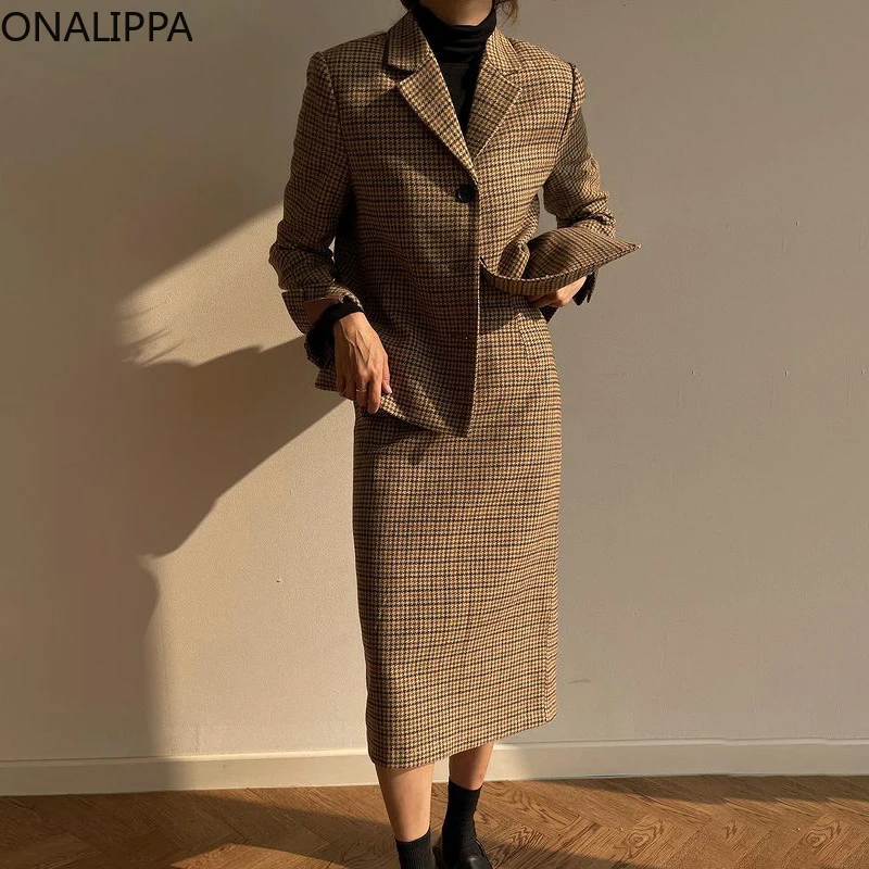 ONALIPPA French Vintage Temperament Sets Female 2021 Lapel Houndstooth Loose Suit Woolen Jacket High Waist Straight Split Skirt
ONALIPPA French Vintage Temperament Sets Female 2021 Lapel Houndstooth Loose Suit Woolen Jacket High Waist Straight Split Skirt