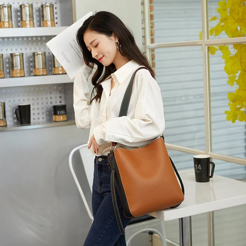 The New Korean Version of The Hong Kong Style Retro Bucket Bag Wild Wide Shoulder Strap One-shoulder Messenger Big Bag
The New Korean Version of The Hong Kong Style Retro Bucket Bag Wild Wide Shoulder Strap One-shoulder Messenger Big Bag