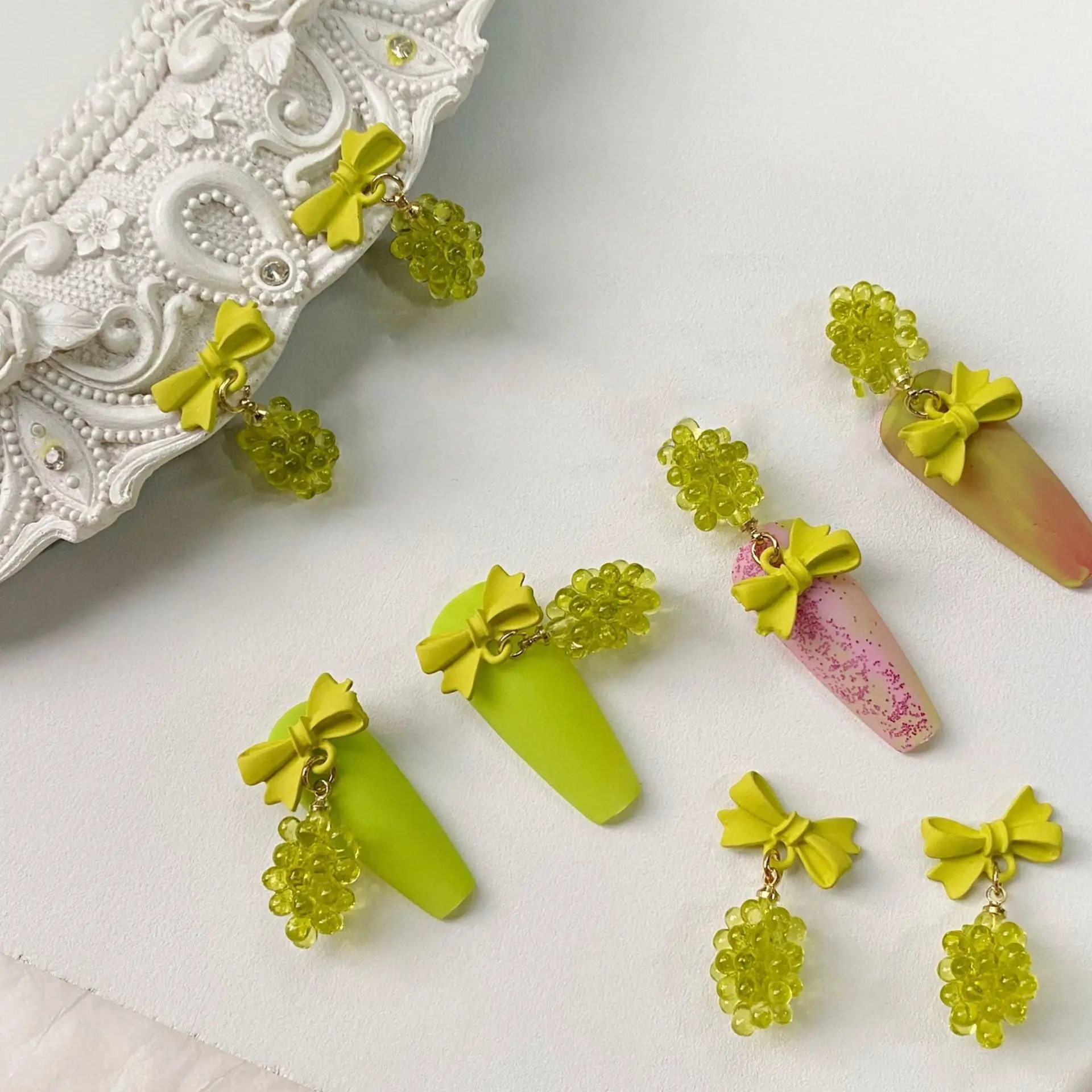 Fruit Fashion Luxury Butterfly Bow DIY Manicure Accessories Grape Nail Charms 3D Nail Art Decorations Crystal
Fruit Fashion Luxury Butterfly Bow DIY Manicure Accessories Grape Nail Charms 3D Nail Art Decorations Crystal