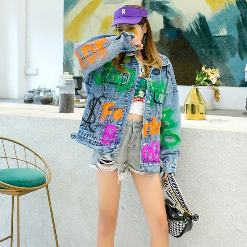 Женская свободная джинсовая куртка с надписью
Женская свободная джинсовая куртка с надписью