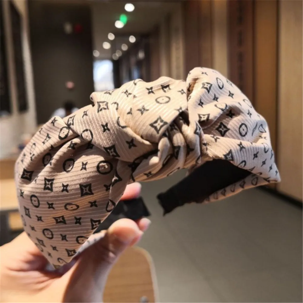 New arrivals Autumn New Headband Simple Headband Floral Hair Band Wide Version Knotted Wide-brimmed hair accessories
New arrivals Autumn New Headband Simple Headband Floral Hair Band Wide Version Knotted Wide-brimmed hair accessories