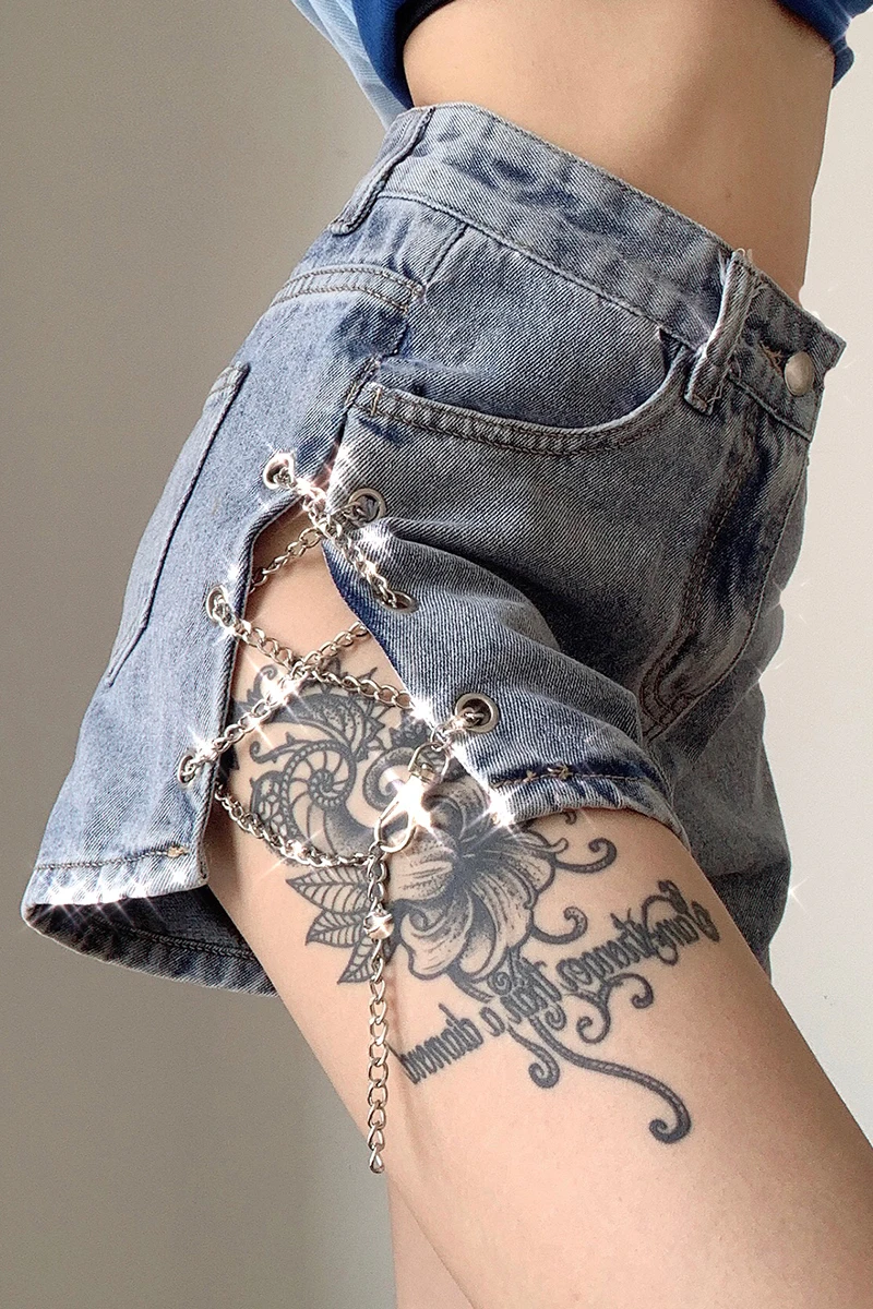Denim shorts women's summer design chain hollow sexy split high waist net red A-line versatile hot pants
Denim shorts women's summer design chain hollow sexy split high waist net red A-line versatile hot pants