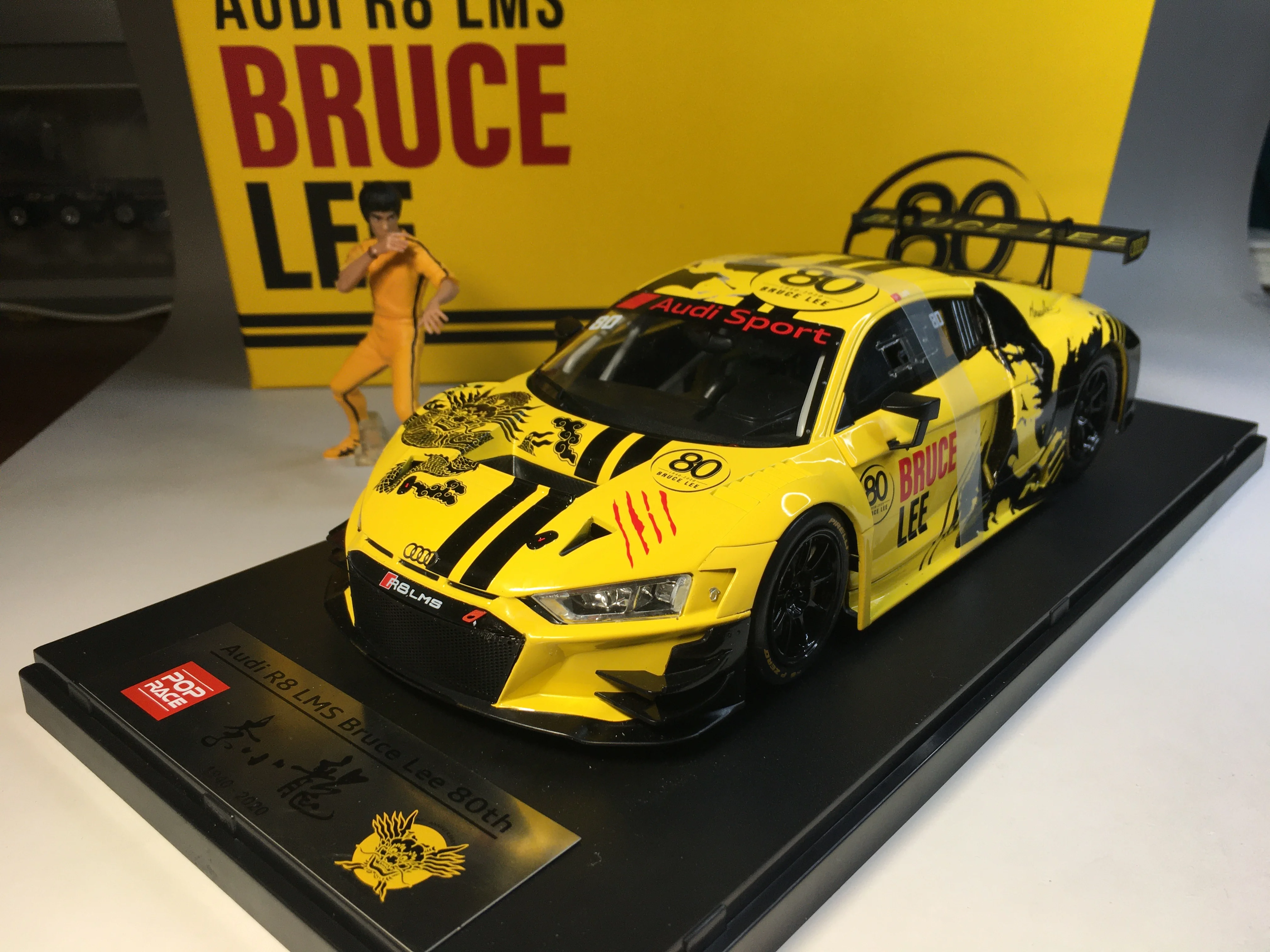 POPRACE 1/18 R8 LMS Брюс Ли 80-я Модель литья под давлением коллекция автомобилей ограниченная
POPRACE 1/18 R8 LMS Брюс Ли 80-я Модель литья под давлением коллекция автомобилей ограниченная