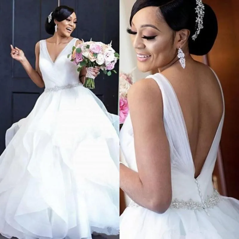 Ball Gown White Wedding Dresses V Neck Backless Crystals Beading Sash Ruffles Tiered Skirt Bridal Gowns Vestido de noiva
Ball Gown White Wedding Dresses V Neck Backless Crystals Beading Sash Ruffles Tiered Skirt Bridal Gowns Vestido de noiva