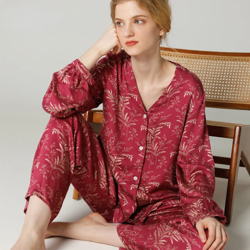 2021 Red Festive Spring and Summer V-neck Red Leaf Flower Satin Long-sleeved Suit Cardigan Femme Home Service Pigiama Donna
2021 Red Festive Spring and Summer V-neck Red Leaf Flower Satin Long-sleeved Suit Cardigan Femme Home Service Pigiama Donna