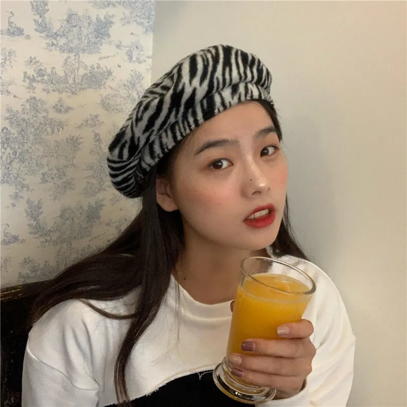 Женский фетровый берет «Зебра», фетровая шапка французского дизайна с регулируемыми волосами, Дамская осенне-зимняя шапка с рисунком живот...
Женский фетровый берет «Зебра», фетровая шапка французского дизайна с регулируемыми волосами, Дамская осенне-зимняя шапка с рисунком живот...