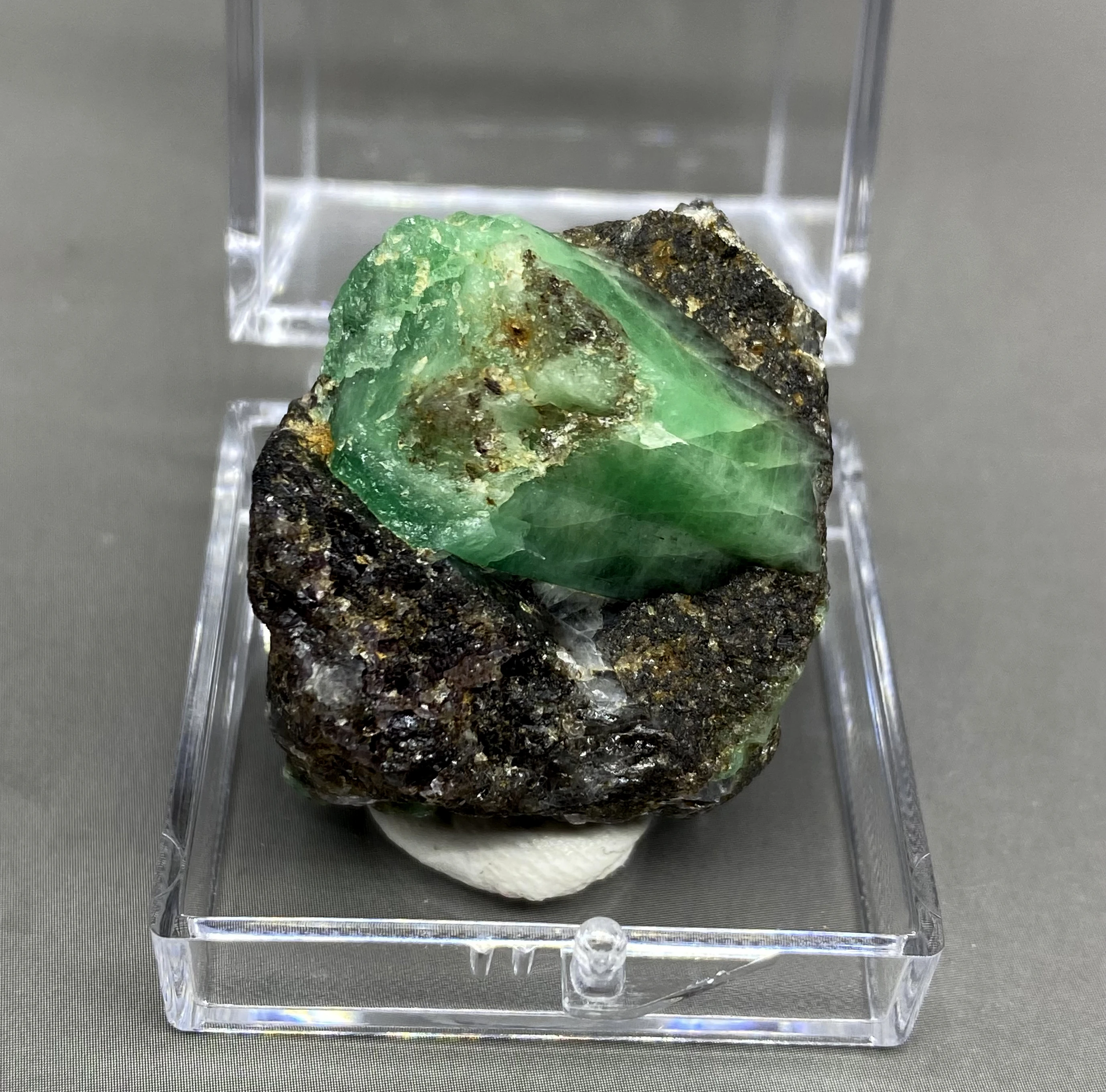 100% Natural green emerald mineral gem-grade crystal specimens stones and crystals quartz crystals (box size 3.4 cm)
100% Natural green emerald mineral gem-grade crystal specimens stones and crystals quartz crystals (box size 3.4 cm)