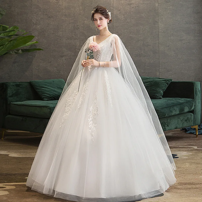 White V-Neck Long yarn Ribbon Princess and Floor-length Embossed A-lined Sexy leaky back Lace up wedding dress
White V-Neck Long yarn Ribbon Princess and Floor-length Embossed A-lined Sexy leaky back Lace up wedding dress