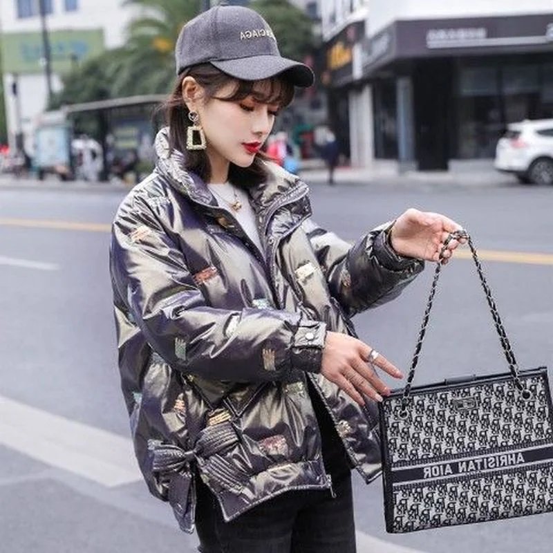 Зимние женские куртки с хлопковой подкладкой, блестящие женские милые ветрозащитные стеганые пальто на молнии с бантом и разрезом, серая и ... 
Зимние женские куртки с хлопковой подкладкой, блестящие женские милые ветрозащитные стеганые пальто на молнии с бантом и разрезом, серая и ...