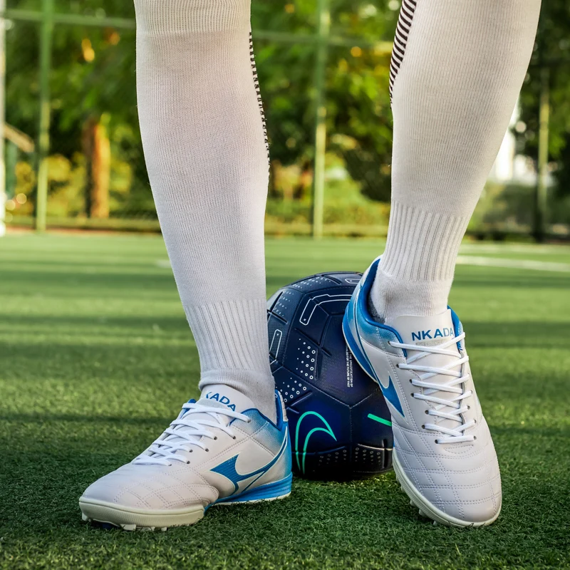 New Four Seasons Football Shoes High Quality Professional Training Shoes Men's Outdoor Jogging Shoes Women's Indoor Sports Shoe
New Four Seasons Football Shoes High Quality Professional Training Shoes Men's Outdoor Jogging Shoes Women's Indoor Sports Shoe