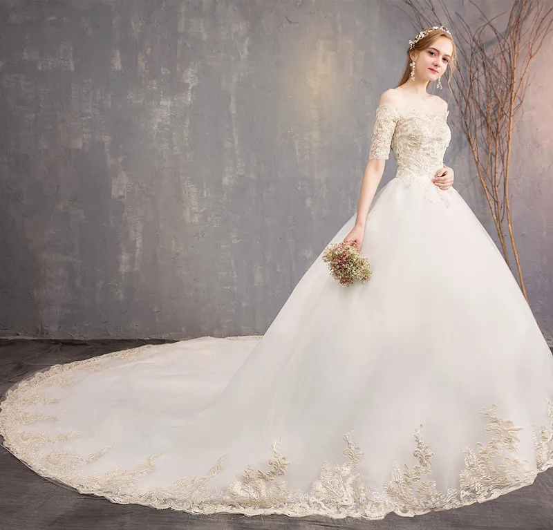 A shoulder wedding dress 2021 new French bride champagne lace luxury Mori simple big tail wedding dress.
A shoulder wedding dress 2021 new French bride champagne lace luxury Mori simple big tail wedding dress.