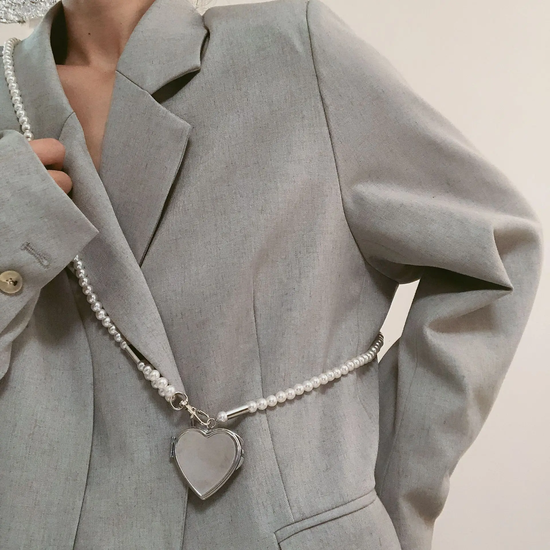 Fashionable metal love waist chain French temperament pearl fashion metal thick chain splicing belt accessories women's waist
Fashionable metal love waist chain French temperament pearl fashion metal thick chain splicing belt accessories women's waist