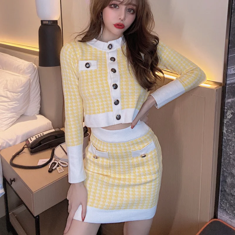 Женский трикотажный клетчатый комплект из двух предметов, короткий топ с круглым вырезом и длинным рукавом на одной пуговице и мини-юбка в Корейском стиле
Женский трикотажный клетчатый комплект из двух предметов, короткий топ с круглым вырезом и длинным рукавом на одной пуговице и мини-юбка в Корейском стиле