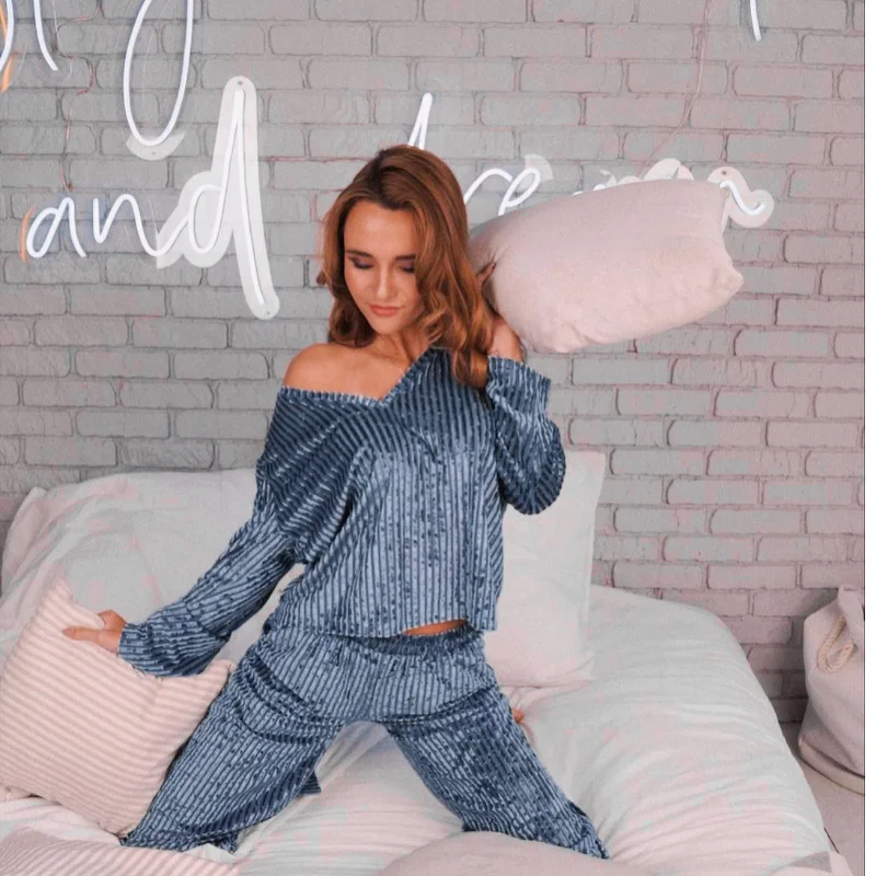 Women's Pajama Set Spring Autumn Two-piece Solid Color Gold Velvet Fashion V Neck Loose Home Wear Simple Long Sleeve Nightwear
Women's Pajama Set Spring Autumn Two-piece Solid Color Gold Velvet Fashion V Neck Loose Home Wear Simple Long Sleeve Nightwear