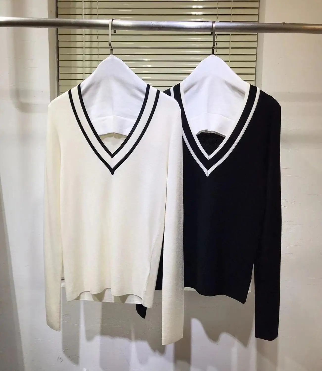 Top Quality Color Patchwork Wool Sweater Women Pullover 2021 New Spring Runway V-Neck Retro Knitted Jumper
Top Quality Color Patchwork Wool Sweater Women Pullover 2021 New Spring Runway V-Neck Retro Knitted Jumper