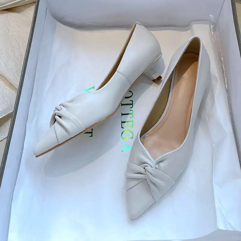 Krazing Pot natural leather pointed toe med heel pleated European style young lady streetwear slip on elegant women pumps L13
Krazing Pot natural leather pointed toe med heel pleated European style young lady streetwear slip on elegant women pumps L13
