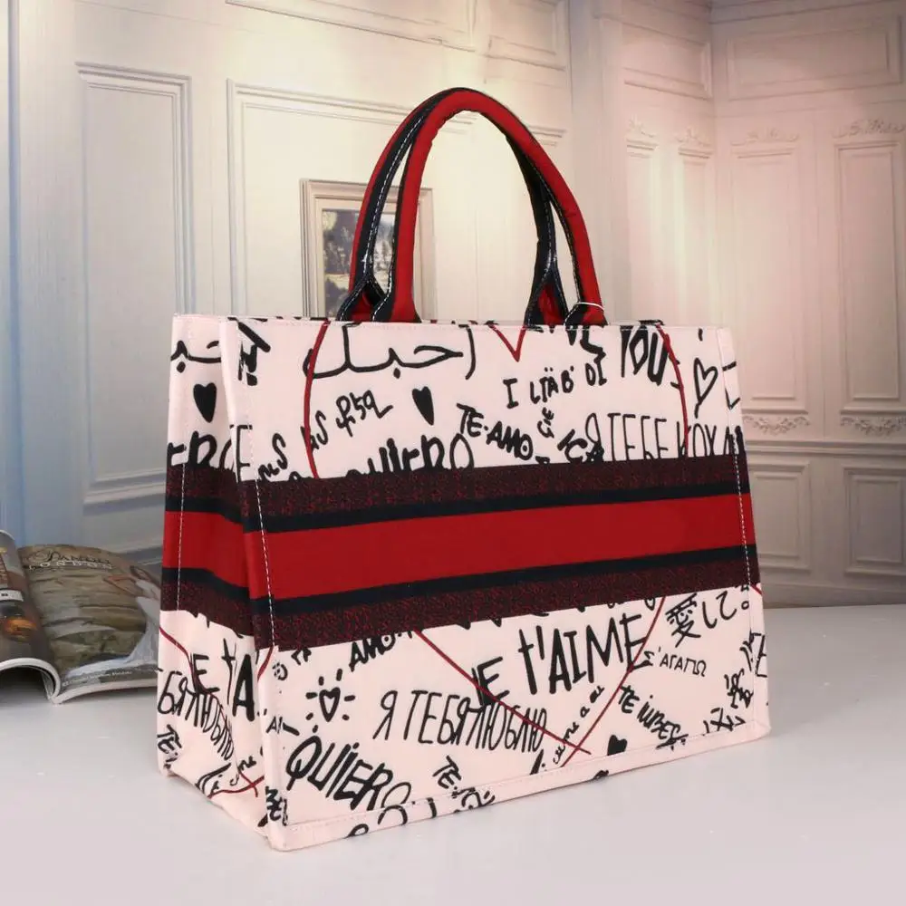 Big bag trend With logo pattern, super explosive print pattern, portable large-capacity bag, ladies all-match fashion
Big bag trend With logo pattern, super explosive print pattern, portable large-capacity bag, ladies all-match fashion