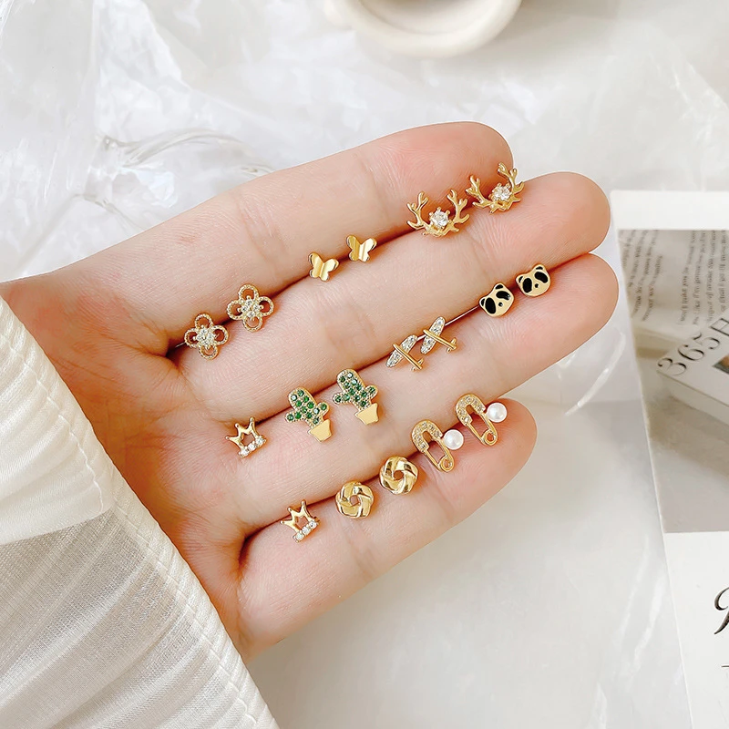 Изысканные и простые серьги-гвоздики с мини-бантом, звездой, цветком Стразы для женщин и девушек, маленькие серьги на хрящевой основе
Изысканные и простые серьги-гвоздики с мини-бантом, звездой, цветком Стразы для женщин и девушек, маленькие серьги на хрящевой основе