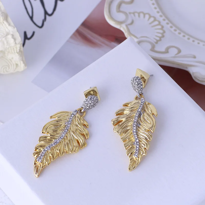 European and American super fairy temperament cold wind trend gold personality feather leaves girls earrings 
European and American super fairy temperament cold wind trend gold personality feather leaves girls earrings