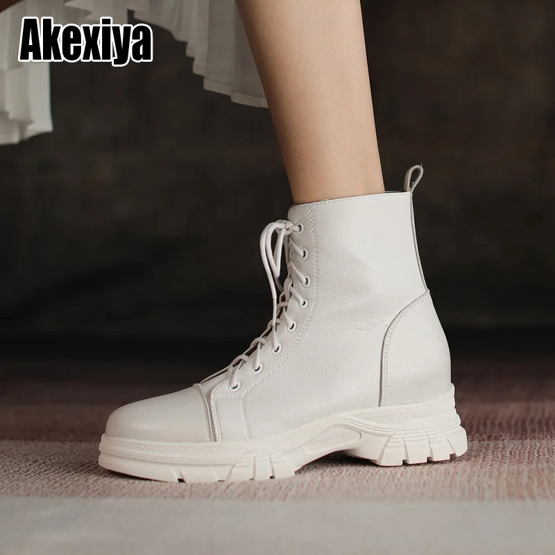 Ботильоны из натуральной кожи на высоком каблуке, с круглым носком
Ботильоны из натуральной кожи на высоком каблуке, с круглым носком