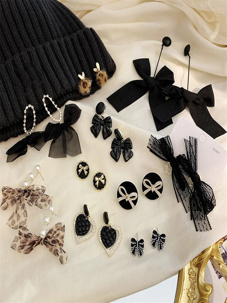 Woman Classic Fashion Retro Black Series Bow Earrings for Women Home Daily Wear Statement Earrings Korean Style Dangle Earrings
Woman Classic Fashion Retro Black Series Bow Earrings for Women Home Daily Wear Statement Earrings Korean Style Dangle Earrings