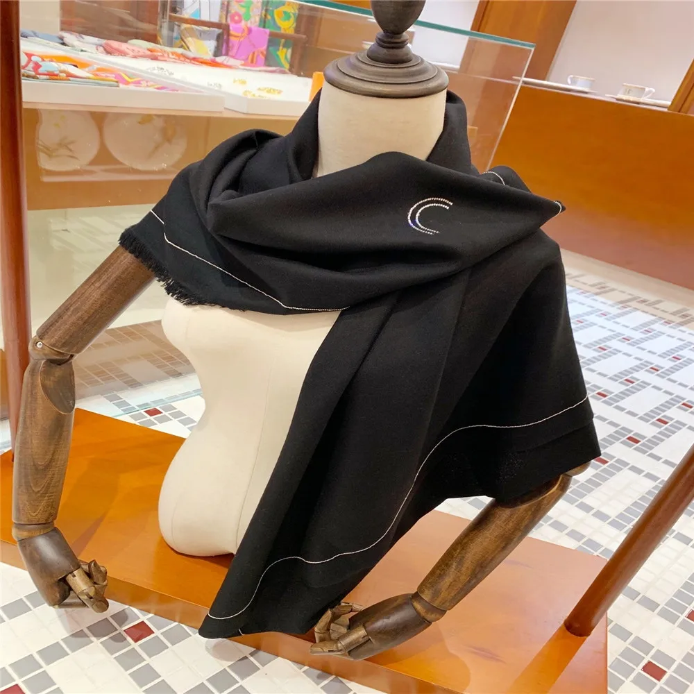 2020 Luxury High Quality Fashion Women's Polka Dot Print Casual Warm Scarf Shawl Cashmere Silk Folled Femme
2020 Luxury High Quality Fashion Women's Polka Dot Print Casual Warm Scarf Shawl Cashmere Silk Folled Femme