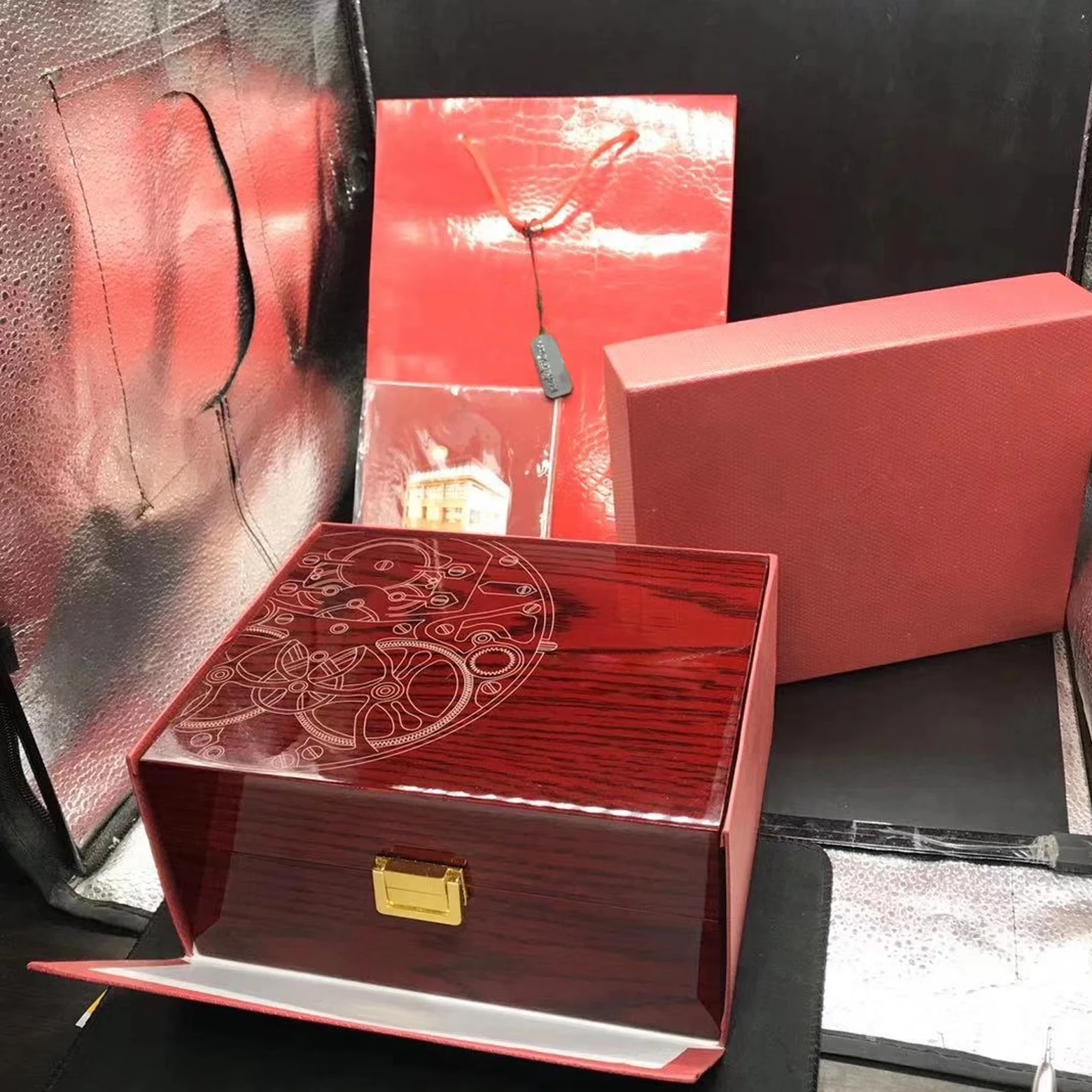 Hot Selling High Quality PP Nautilus Watch Original Box Papers Red Wood Boxes Handbag For 5711 5712 5726 5980 Aquanaut Watches
Hot Selling High Quality PP Nautilus Watch Original Box Papers Red Wood Boxes Handbag For 5711 5712 5726 5980 Aquanaut Watches
