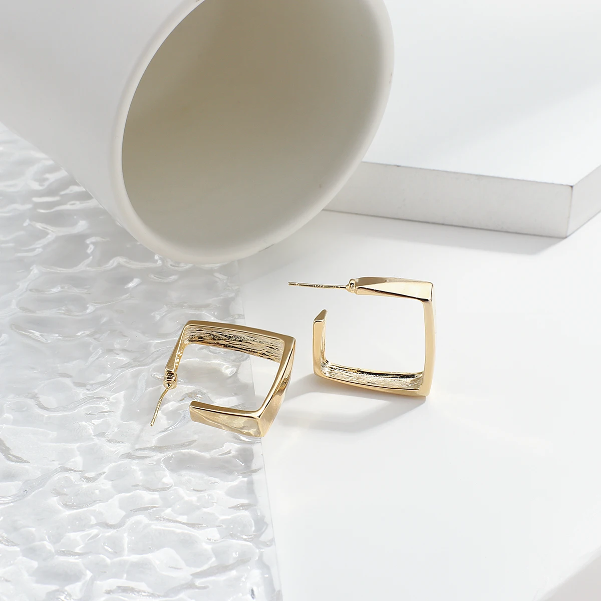AMORCOME New Design Square Drop Earrings For Women Copper Alloy Geometic Hollow Earring Female Minimalist Fashion Jewelry
AMORCOME New Design Square Drop Earrings For Women Copper Alloy Geometic Hollow Earring Female Minimalist Fashion Jewelry